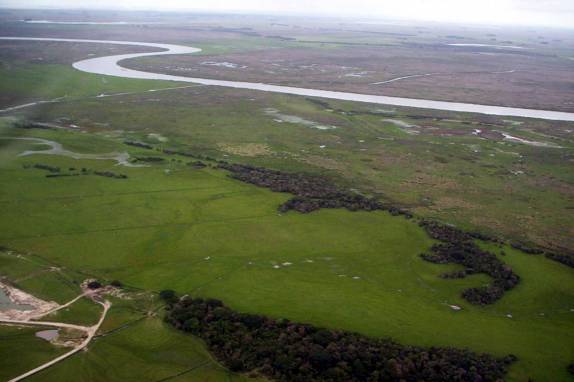 O canal de São Gonçalo, que faz a ligação entre a Lagoa dos Patos e a Lagoa Mirim, as duas maiores do país, no Rio Grande do Sul (foto de Antonio Soler)